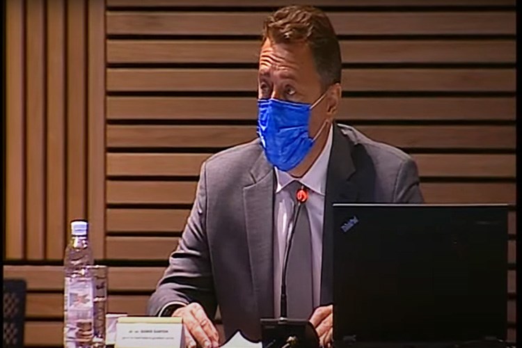 Slika Glavni ravnatelj dr. sc. Damir Šantek s plavom maskom na licu izlaže Zakon o naseljima preed Vladom RH.